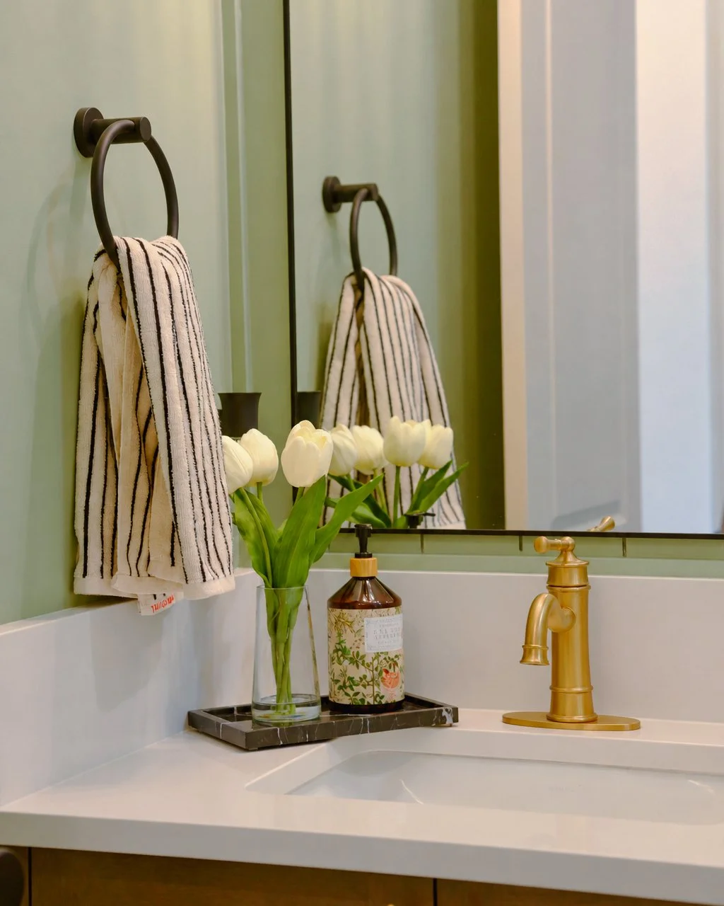 VISIONE URBANA_TURCONI ANDREA_Warm sage bathroom with white tulips.jpeg