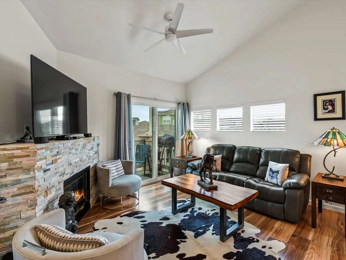 Resort-style living just hit the market in Stonegate 🏊&zwj;♀️🌿

This 2 bed | 2 bath townhome-style condo in Parker is the kind of home that makes you excited to come back to it. Vaulted ceilings, no one above you, and updates from top to bottom mea