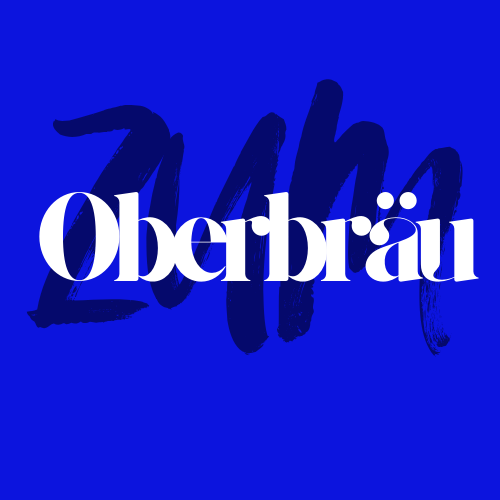 Der Schriftzug 'Oberbäu' auf einem blauen Hintergrund, kombiniert mit einem handgezeichneten Schriftzug im Dunkelblau.