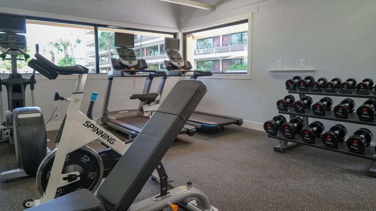 machines-and-equipment-in-the-gym-at-rosen-inn-at-pointe-orlando.jpg