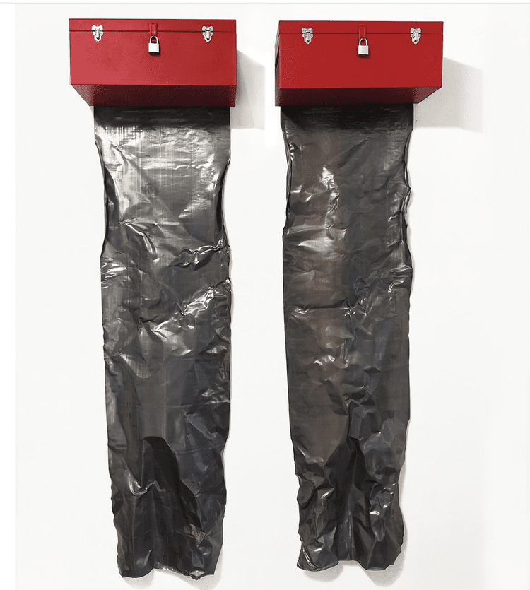 Reliquary of ashes, 2015-21
Tool Box, Lead and Rubble
55” x 110”

Relicario de cenizas, 2015-21
Caja de Herramientas, Plomo y Escombros
140 cm x 280 cm.