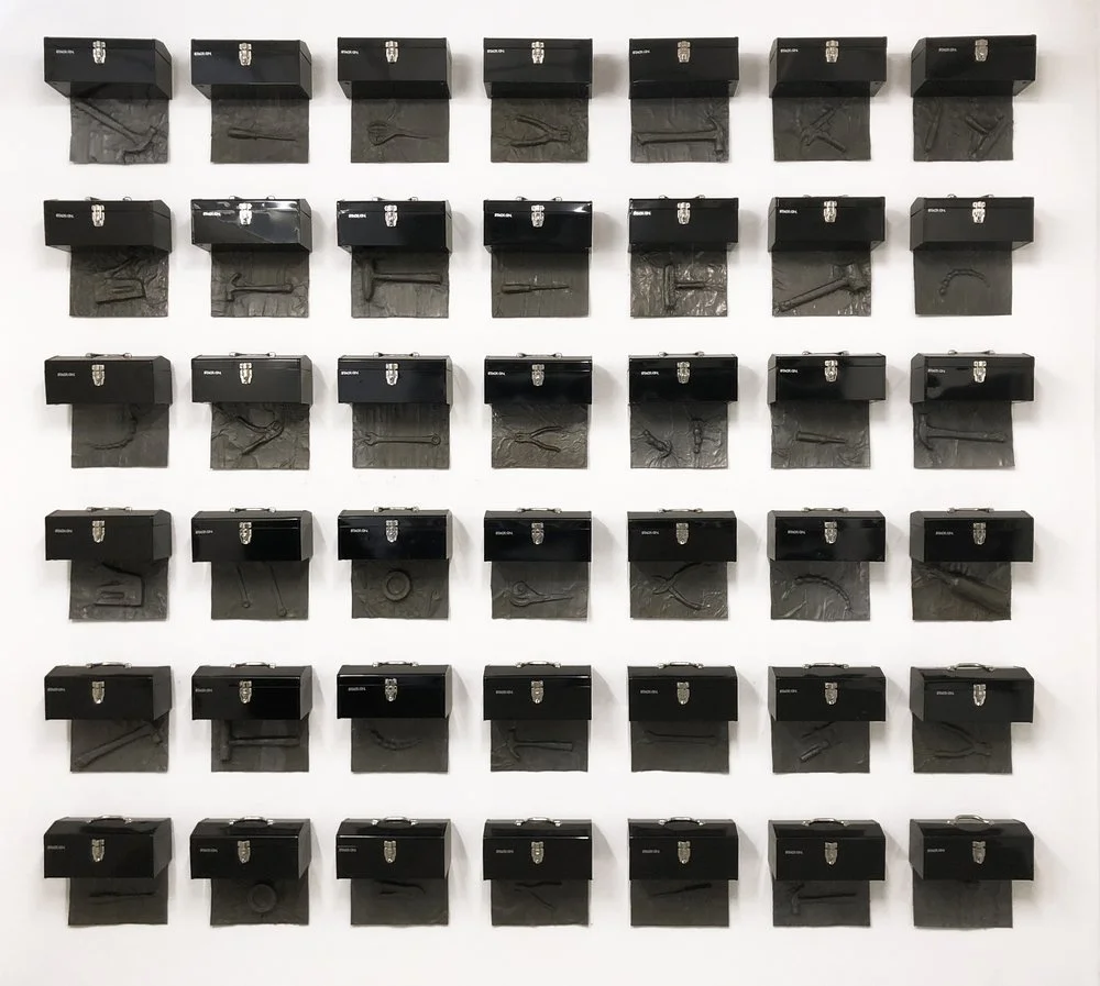 All The Tools, 2018
Repurposed Metal Tool Boxes, Embossed Lead and Plaster Replicas of Tools
144” x 132”

Todas las herramientas, 2018
Cajas de herramientas de metal reutilizadas, réplicas de herramientas de plomo y yeso en relieve
366 cm x 335 cm