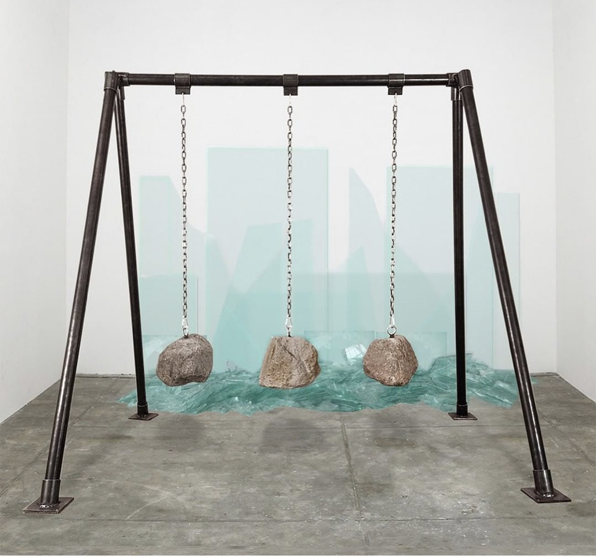 Swing Rocks (Glass), 2022
Galvanized Steel, Chains, Rocks and Glass
Dimensions Variable

Columpio Rocas (Vidrio), 2022
Acero Galvanizado, Cadenas, Rocas y Vidrio
Dimensiones Variables