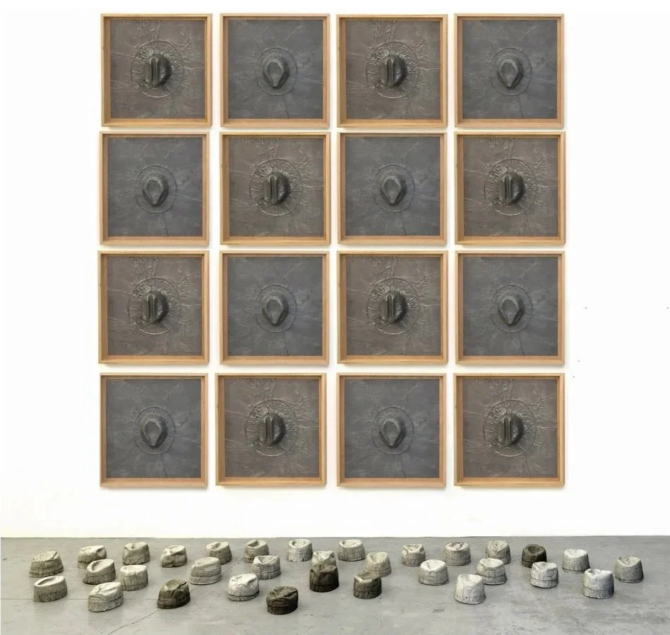2019
Render Sombreros
16 Sombreros en relieve de plomo, madera
32 copas de sombrero colocadas en cementos
Instalación
350x380x180 aprox.