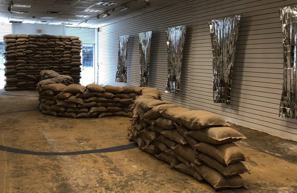 Bagged Border, 2016-18
Wall and Rio Grande Maquette
9’ x 12’ x 36’ Approx

Frontera embolsada, 2016-18
Muro y Rio Grande (Costales de Yute)
2.69 m x 3.80 m x 11 metros Aproximadamente 