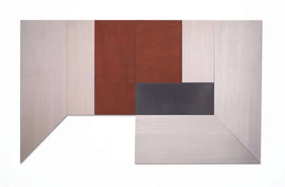White Room III, 2018
Egyptian Wood Laminate, Linen and Lead on Wood
65” x 94”

Cuarto  Blanco lll, 2018
Chapa Egipcia s/mdf, Acero Oxidado y Plomo sobre Aluminio
165 cm x 238 cm