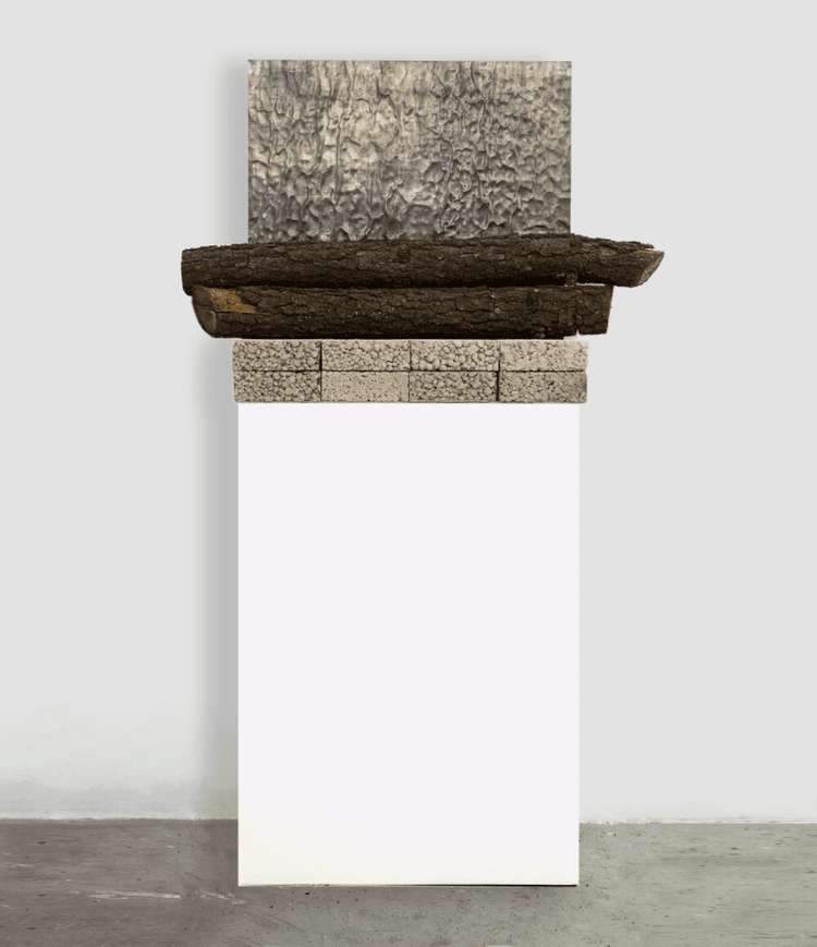 Like Son, 2019  
Pine Branches, Lead Panel Embossed on the Bark and Bricks  
60” x 48” x 15”  

De Tal Astilla”, 2019  
Ramas de Pino, Plomo Repujada en la Corteza  y Ladrillos sobre Pedestal de Madera 
150 cm x 120 cm x 38cm