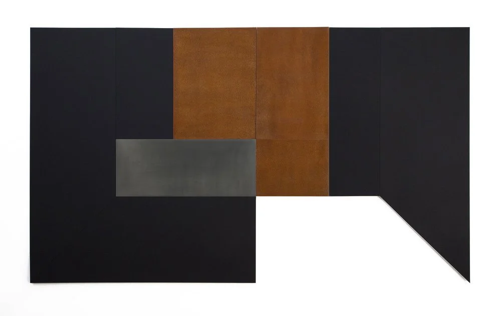 Black Room 96, 2018
NANO, Rusted Steel and Lead on Aluminum
65” x 94”

Cuarto Negro 96, 2018
Nano, Acero Oxidado y Plomo sobre Aluminio
165 x 238 cm