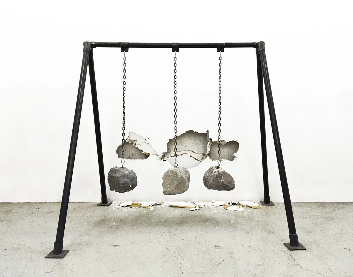 Columpio Rocas (Tablaroca), 2022
Acero Galvanizado, Cadenas, Rocas y Tablaroca 
Dimensiones Variables