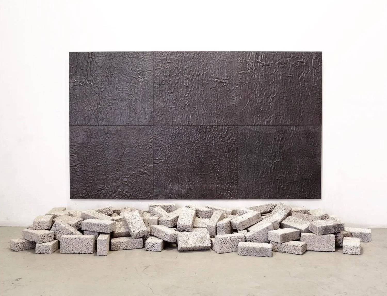 De Tal Palo IV (Ausencia), 2020
6 Paneles de Plomo Repujado en la Corteza y Ladrillos 
250 cm x 180 cm x 50 cm
