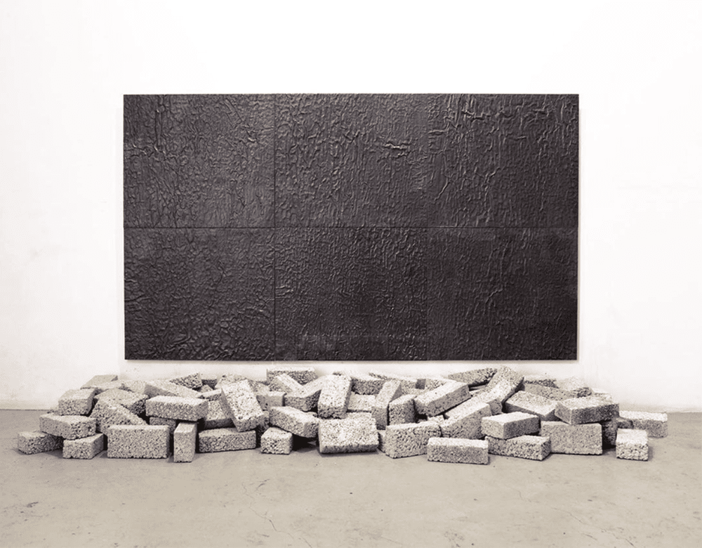 Absence, 2020
6 Lead Panels Embossed on the Tree Bark  And Bricks 
98” x 70” x 20” 

De Tal Palo IV (Ausencia), 2020
6 Paneles de Plomo Repujado en la Corteza y Ladrillos 
250 cm x 180 cm x 50 cm