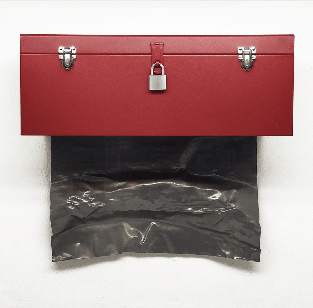 Aces to Ash, 2021
Toolbox, Lead and Ashes
23” x 24”

Ases a la Ceniza, 2021
Caja de Herramientas, Plomo y Cenizas
60 cm x 62 cm