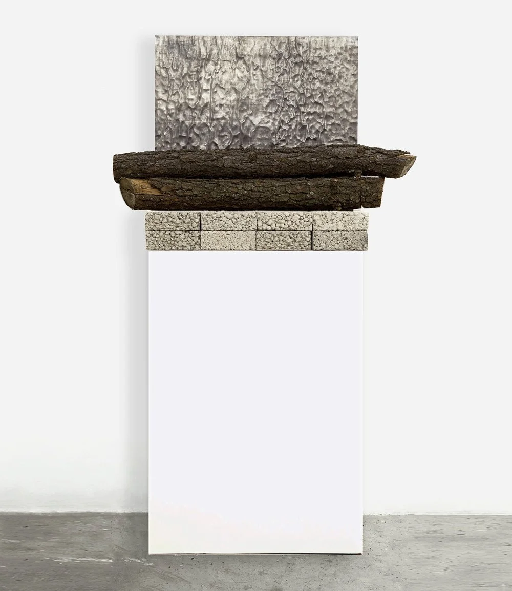 Tal Astilla, 2020 
Plomo Repujado en Corteza de Árbol, Tabiques y Troncos  
Edición: 1/5  
180 x 70 x 30 cm. (Con Pedestal) 