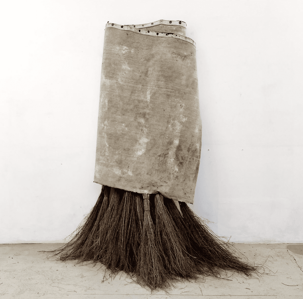 El Aquelarre l, 2021 (Homage to Goya)
Tarret Tarp and Garden Brooms
(Relevant Debris buried under tarp) 
Dimensions Variable

El Aquelarre l, 2021 (Homenaje a Goya)
Lona Enchapopotada, Escobas de Jardin
(Detrito Relevante enterrado bajo el chapopote)