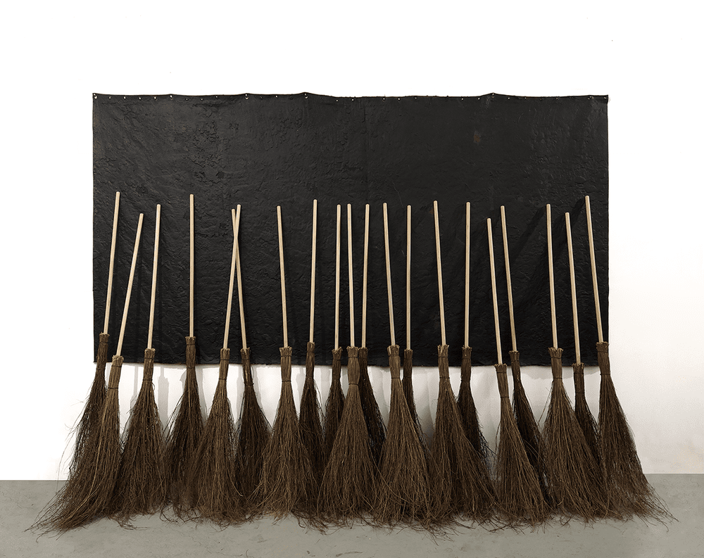 El Aquelarre l, 2021 (Homage to Goya)
Tarret Tarp and Garden Brooms
(Relevant Debris buried under tarp) 
Dimensions Variable

El Aquelarre l, 2021 (Homenaje a Goya)
Lona Enchapopotada, Escobas de Jardin
(Detrito Relevante enterrado bajo el chapopote)