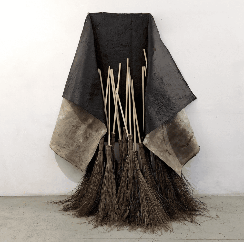 El Aquelarre l, 2021 (Homage to Goya)
Tarret Tarp and Garden Brooms
(Relevant Debris buried under tarp) 
Dimensions Variable

El Aquelarre l, 2021 (Homenaje a Goya)
Lona Enchapopotada, Escobas de Jardin
(Detrito Relevante enterrado bajo el chapopote)