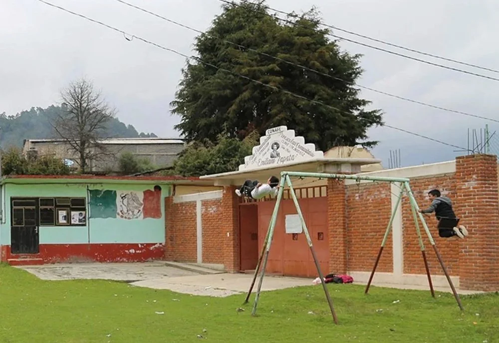Y muy importante, el proceso nos llevó al beneficio colateral de la restauración de los parques infantiles.

Para empezar la propuesta de este proyecto, encontramos un pequeño jardín de
juegos, parte de una escuela rural en Tres Marias, Morelos.
Y gr