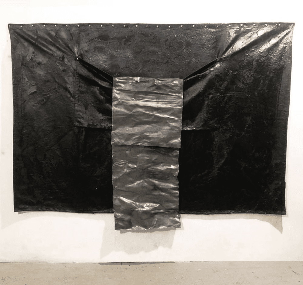 Gravity l, 2021
Tarred Tarp and Lead 
71” x 65” x 5”

Gravedad, 2021     
Lona c/ Plomo
180 cm x 166 cm x 12 cm