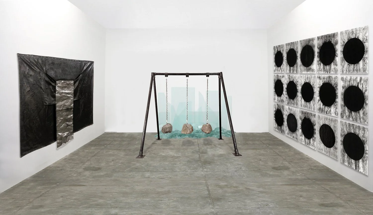 Gravedad, 2021 
Columpio Rocas (Vidrio), 2022