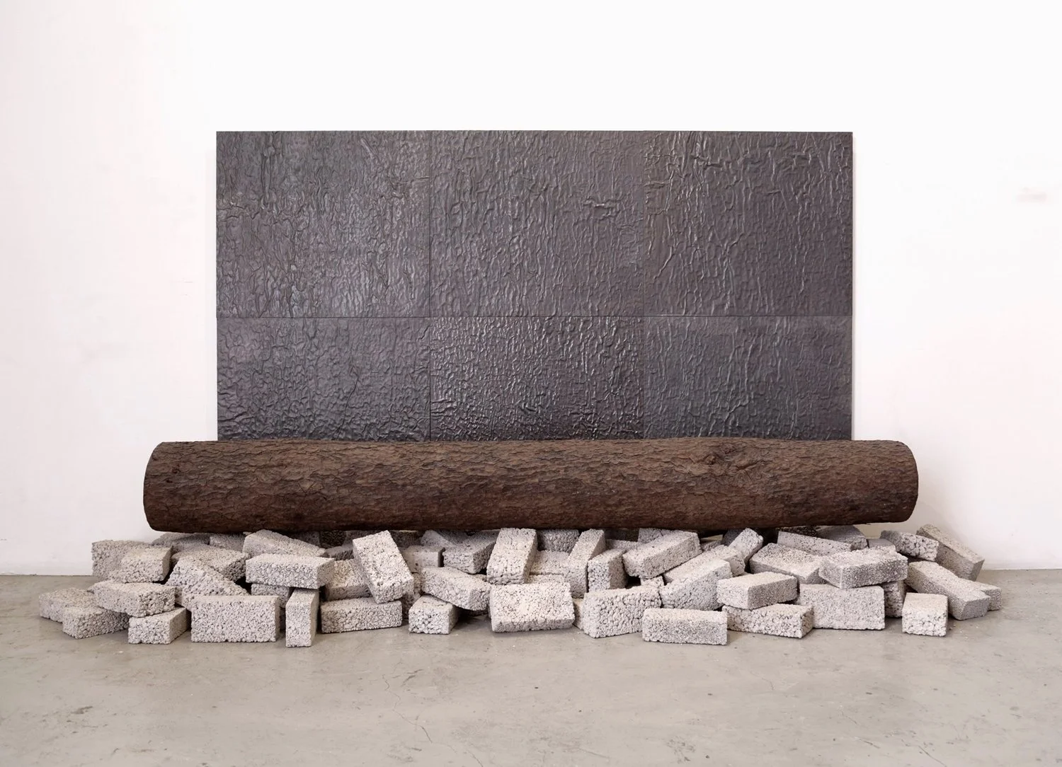 De Tal Palo, 2019 
Tronco de Pino, 6 Paneles de Plomo Repujado en  la Corteza y Ladrillos 
Edición: 1/3 
250 x 180 x 50 cm. 