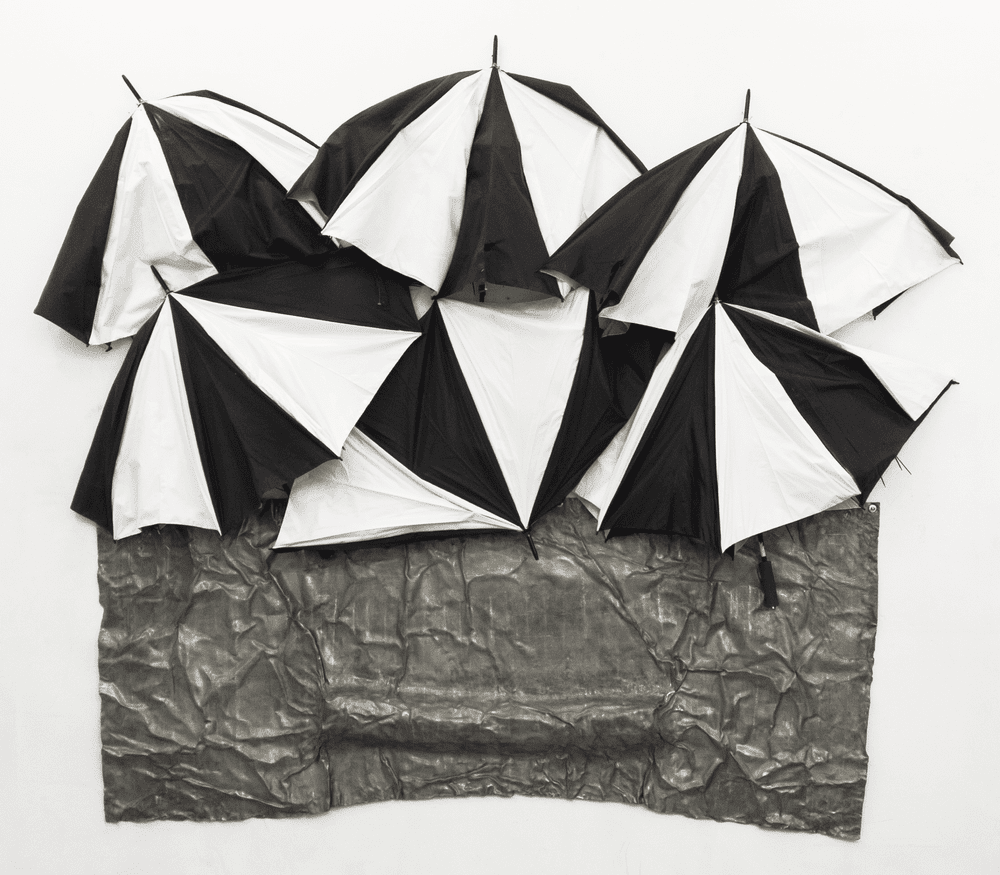 Rocks Rain, 2022
Lead Embossed on the Tree Bark  and Umbrellas
96” x 100”

Lluvia  Rocas, 2022
Plomo Grabado con la cortaza del Tronco y Paraguas
240 cm x 250 cm