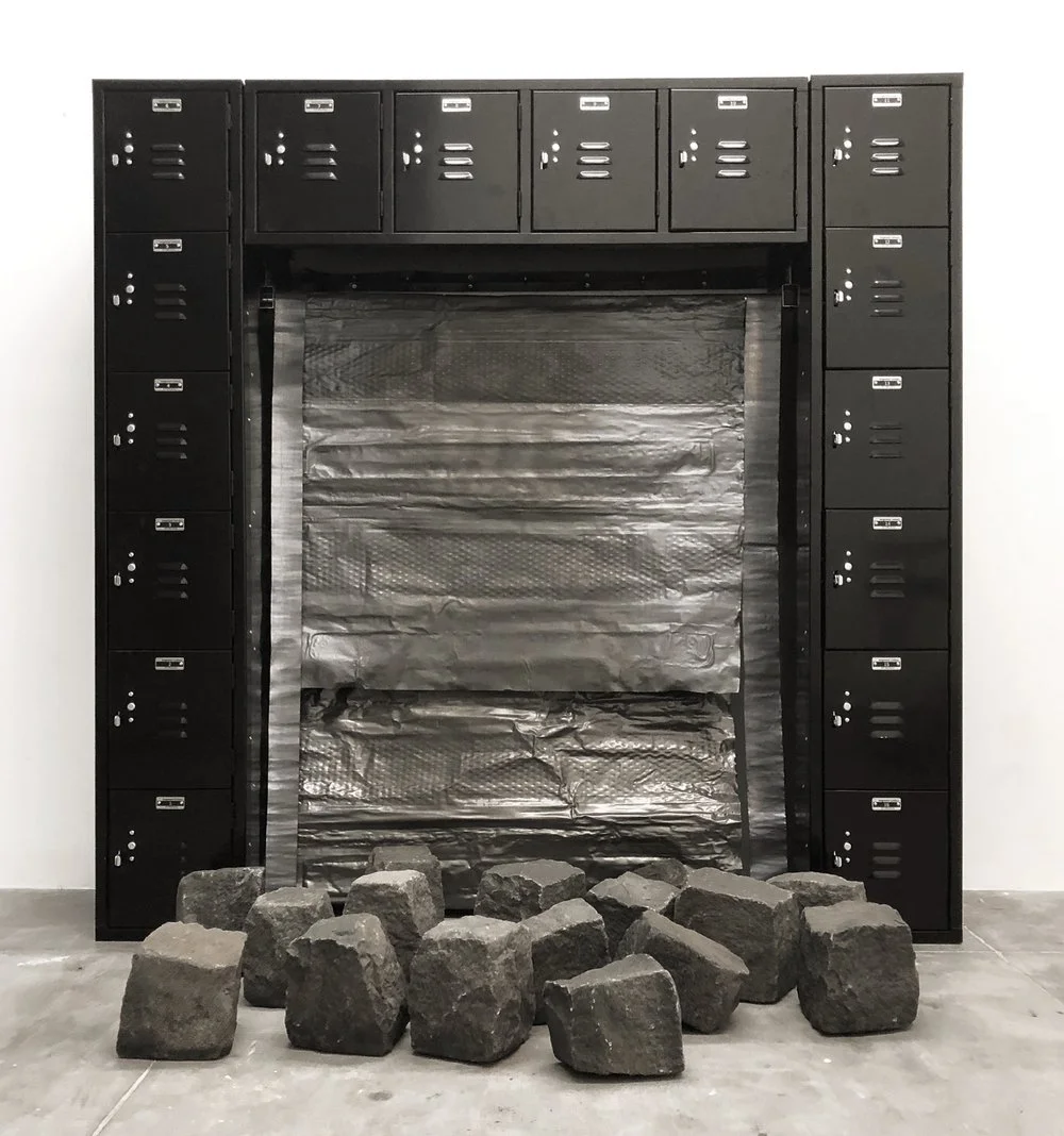 “16 Rocks for 16 Reliquaries” [Batman Rocks], 2018
Repurposed Lockers, Rocks and Lead
72” x 72” x Variable

16 Rocas por 16 Relicarios (Batman Rocks), 2018
Lockers, Rocas y Plomo Reutilizado
183 cm x 183 cm x Variable