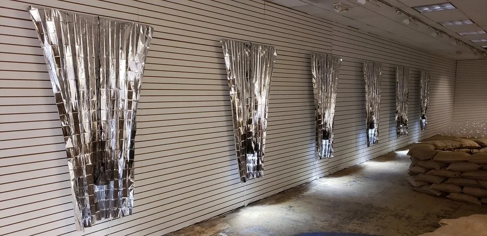 Refugees, 2018
Mylar Blankets with Lead Covered Lamps
108” x 443” Approx

Refugiados, 2018
Mantas de Mylar con Lámparas cubiertas de Plomo
2.74 m x 11 m Aproximadamente