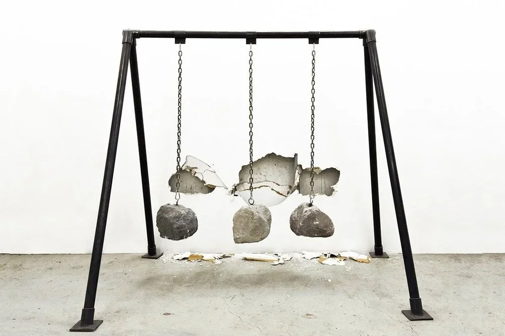 Tras construir un columpio y ejecutar la primera acción iconoclasta contra la pared de mi estudio, el proceso nos hizo dar cuenta que deberíamos rescatar juegos viejos cargados con la pátina de décadas de uso.

After building a swing and doing the fi