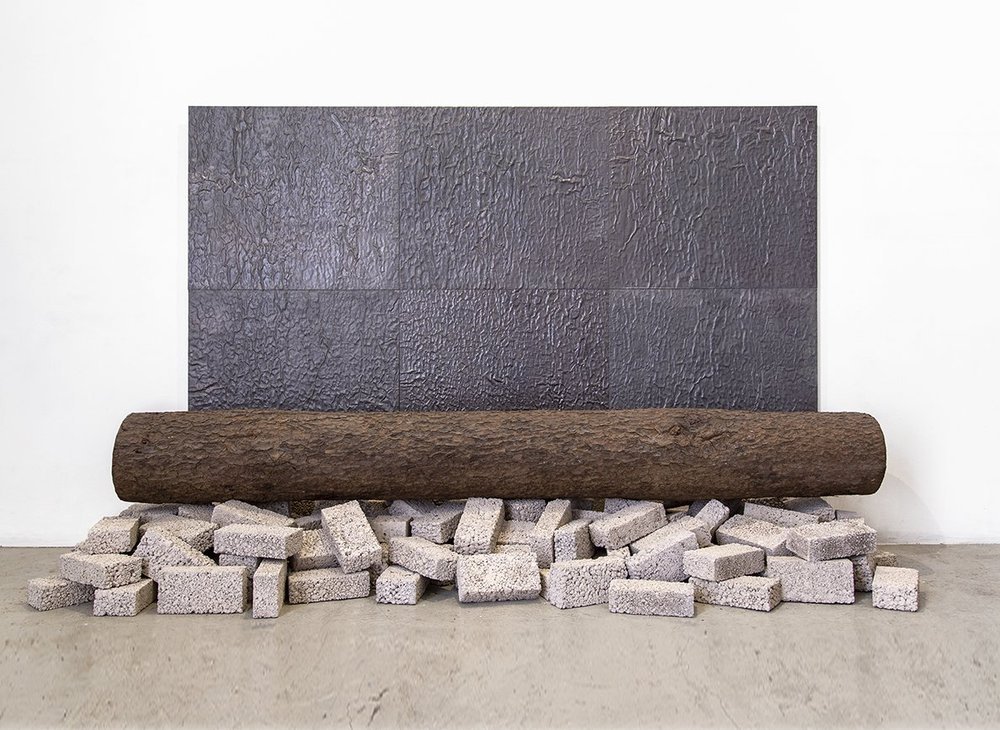 Like Father, 2019 
Pine Trunk, 6 Lead Panels Embossed on the Tree Bark And Bricks 
98” x 70” x 20”

De Tal Palo, 2019
Tronco de Pino, 6 Paneles de Plomo 
Repujado en la Corteza y Ladrillos 
250 cm x 180 cm x 50 cm