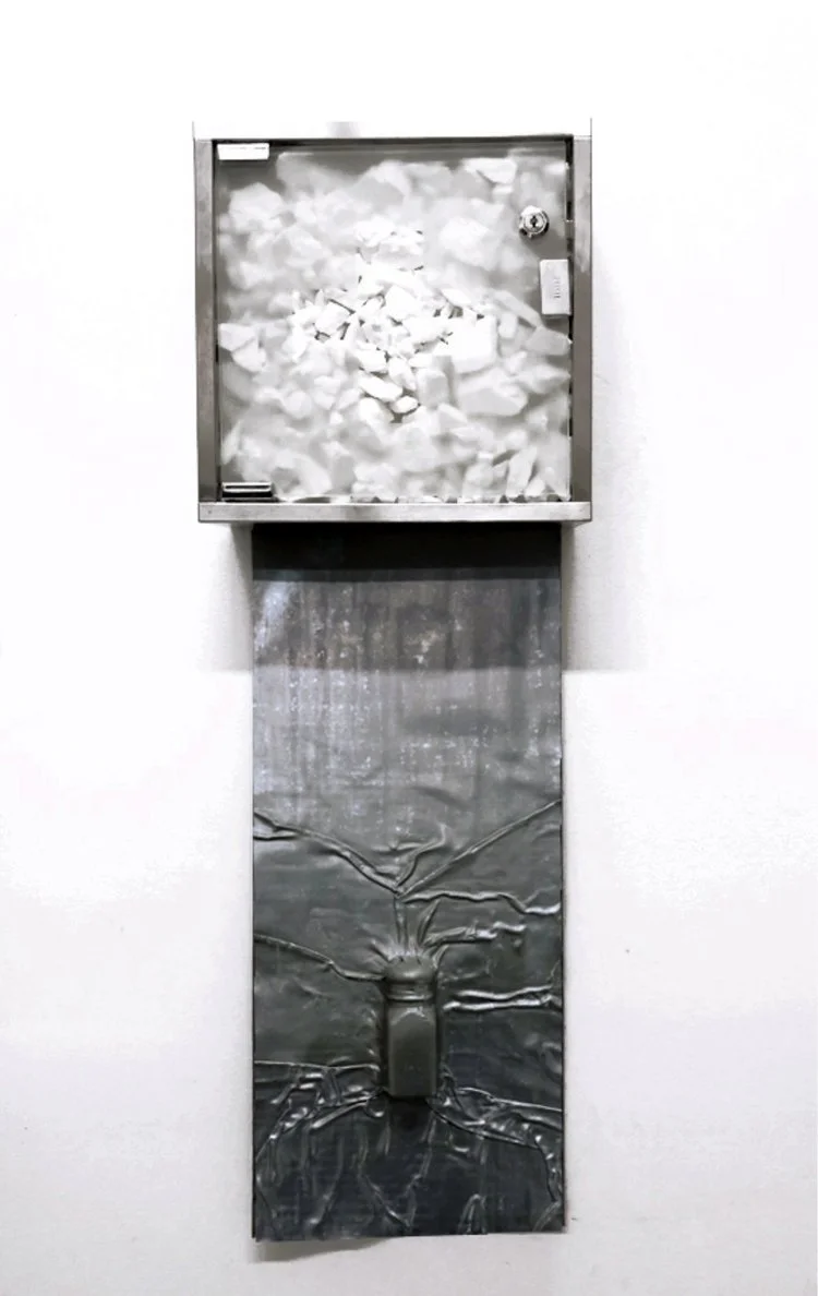 Salt Reliquary, 2018
First Aid Cabinet, Salt, Salt Shaker and Lead
32" x 12"

Relicario de Sal, 2018
Botiquín de Primeros Auxilios, Sal, Salero y Plomo
81 cm x 30 cm