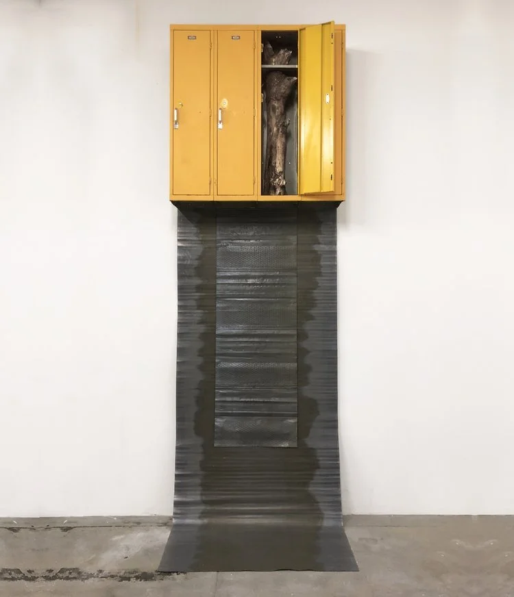 Fat Frankie, 2018
Repurposed Lockers, Log and Lead
144” x 48” x 12”

Fat, Frankie, 2018 
Lockers, Troncos y Plomo Reutilizado 
366 cm x 122 cm x 30 cm