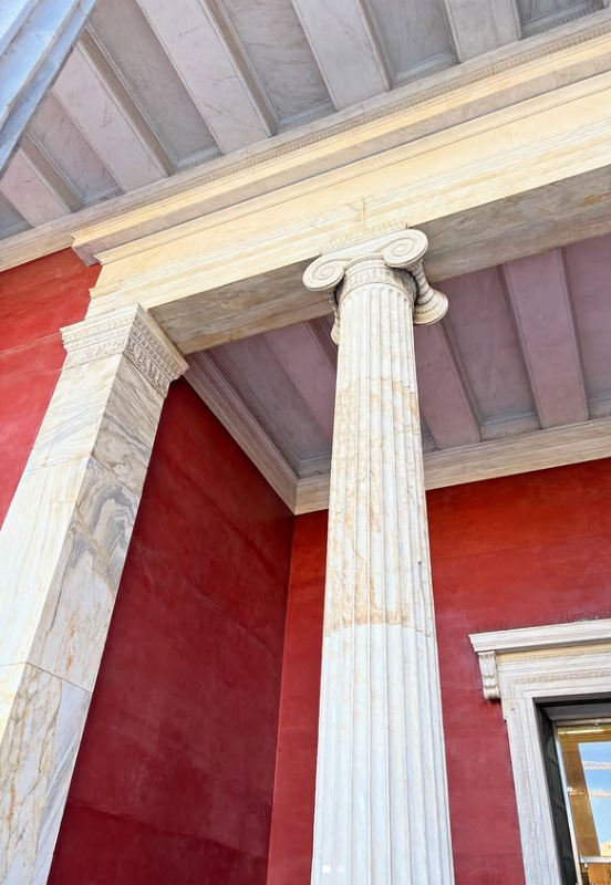 Este es el Museo Arqueológico Nacional de Atenas 🇬🇷
Su arquitectura neoclásica rinde homenaje a la antigua Grecia, cuna de la escultura, la mitología y el pensamiento que transformó el mundo… me enamoré de estas columnas, quería compartirlas con us