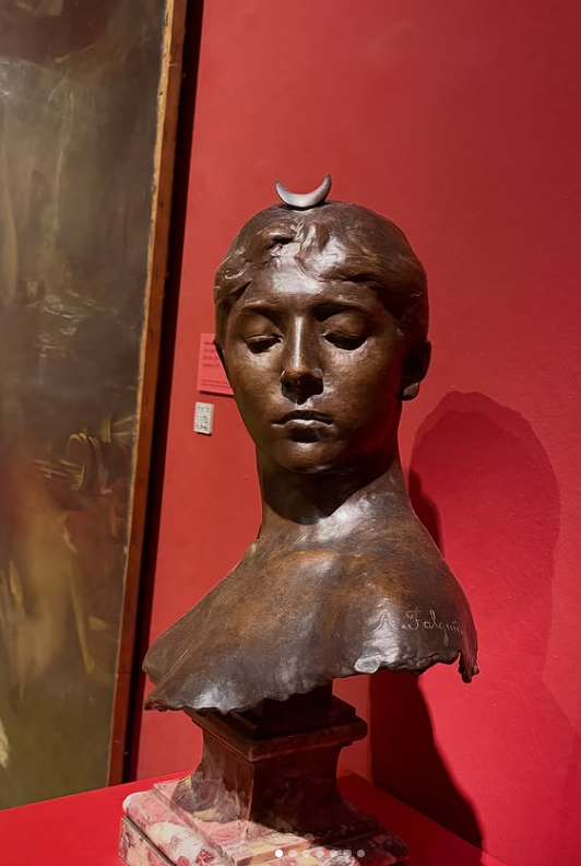 Estatua de bronce DIOSA DIANA
Diosa de la Luna y hermana gemela del Dios Apolo (Sol) Diana representa la caza, la noche y los bosques…
Esta estatua la pueden encontrar en el Museo De Bellas Artes de BUENOS AIRES, hecha por Alexandre Falguière ❤️