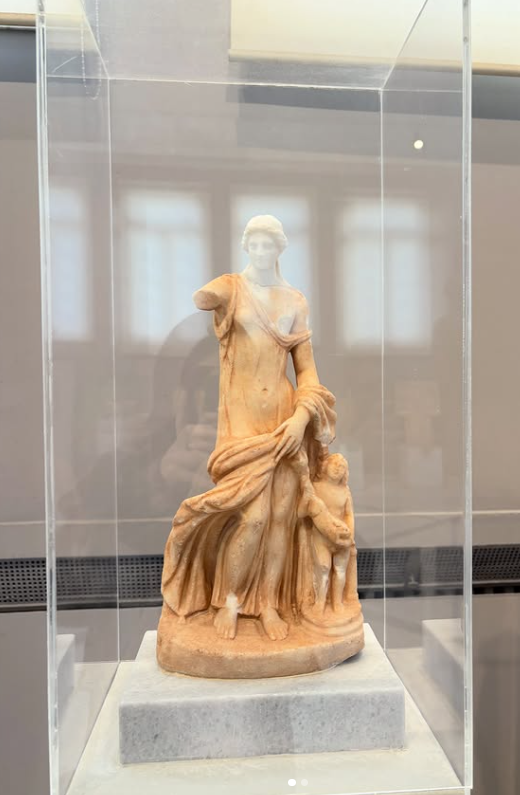 Diosa Afrodita (Mitología Griega) ubicada en el Museo Arqueológico Nacional de Atenas - Grecia.

Había una vez, cuando el mar aún hablaba con voz de espuma y las olas guardaban secretos antiguos, que de pronto el agua se abrió como una flor. De entre