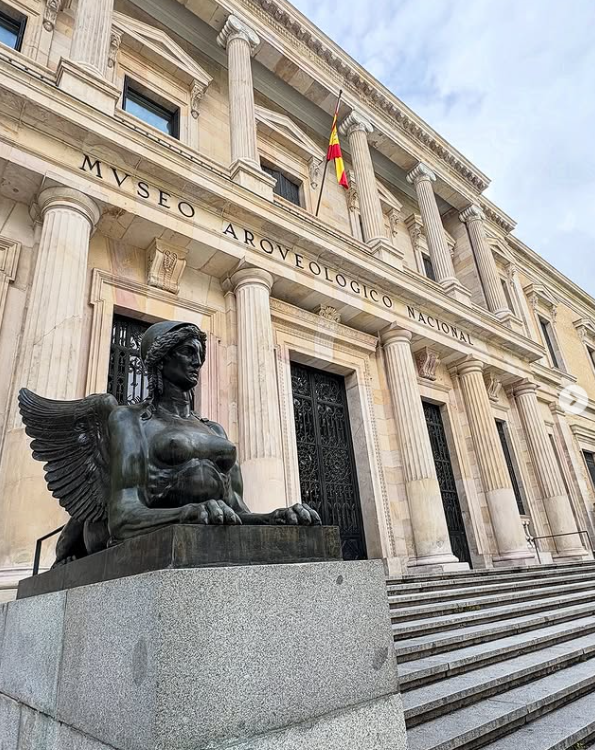 MAN (Museo Arqueológico Nacional) de Madrid! Hermoso museo que recomendamos 🥰💘.
La fachada del Museo Arqueológico Nacional, de estilo neoclásico, refleja la influencia de las antiguas civilizaciones griegas y romanas, donde la arquitectura no solo 