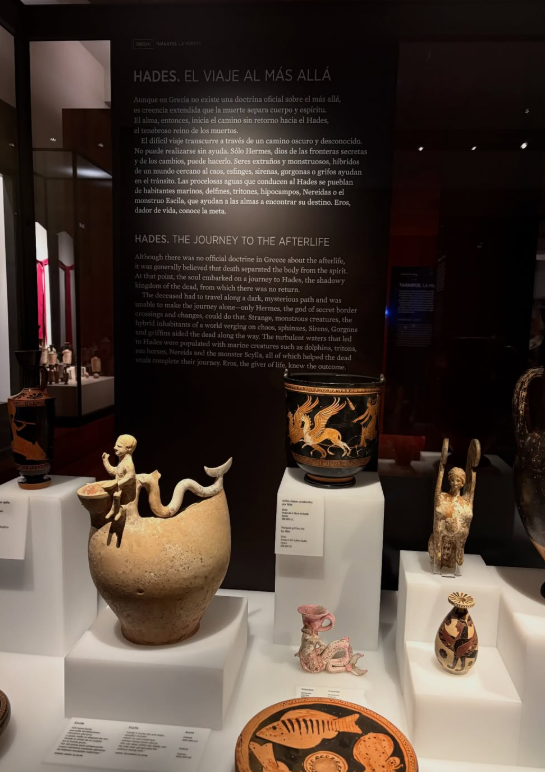 En el Museo Arqueológico Nacional de Madrid se puede descubrir cómo la Antigua Grecia entendía el más allá.

Para ellos, el viaje después de la muerte comenzaba al cruzar el río Estigia, guiados por Hermes y acompañados por Caronte, quien transportab