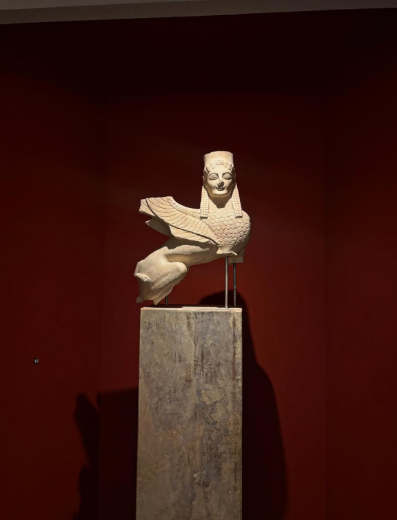 En el aeropuerto de Atenas no solo viajas de un país a otro… también viajas en el tiempo. Mientras caminas hacia tu vuelo, puedes encontrarte esculturas, piezas arqueológicas y restos históricos que cuentan miles de años de historia griega.

La figur