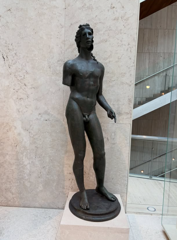 Estatua de bronce de Apolo, El dios del sol en la mitología Griega…
Museo Arqueológico Madrid