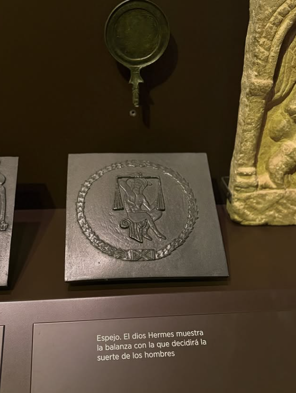Museo arqueológico de Madrid ,
El Dios Hermes y la balanza ⚖️.

Dicen que, cuando una vida llegaba a su fin, Hermes aparecía en silencio…
no con miedo, sino con una calma imposible de explicar.
En sus manos no solo llevaba su caduceo sino también una
