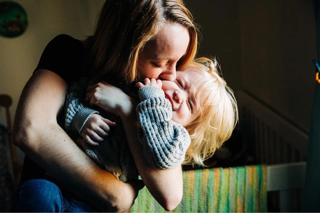 There is no love quite like a mother&rsquo;s love ❤️ &bull;
#clevelandfamilyphotographer #clevelandlifestylephotographer #letthekids #clickinmoms