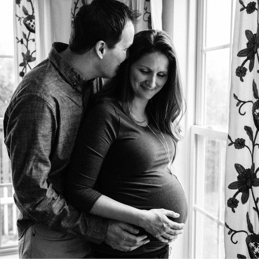 Baby number four 😍 I get so, so happy when couples celebrate the second, third, fourth, and beyond, just as they did the first. Each baby is a new, and important, chapter for the entire family. And kudos to this dad for booking the session as a surp