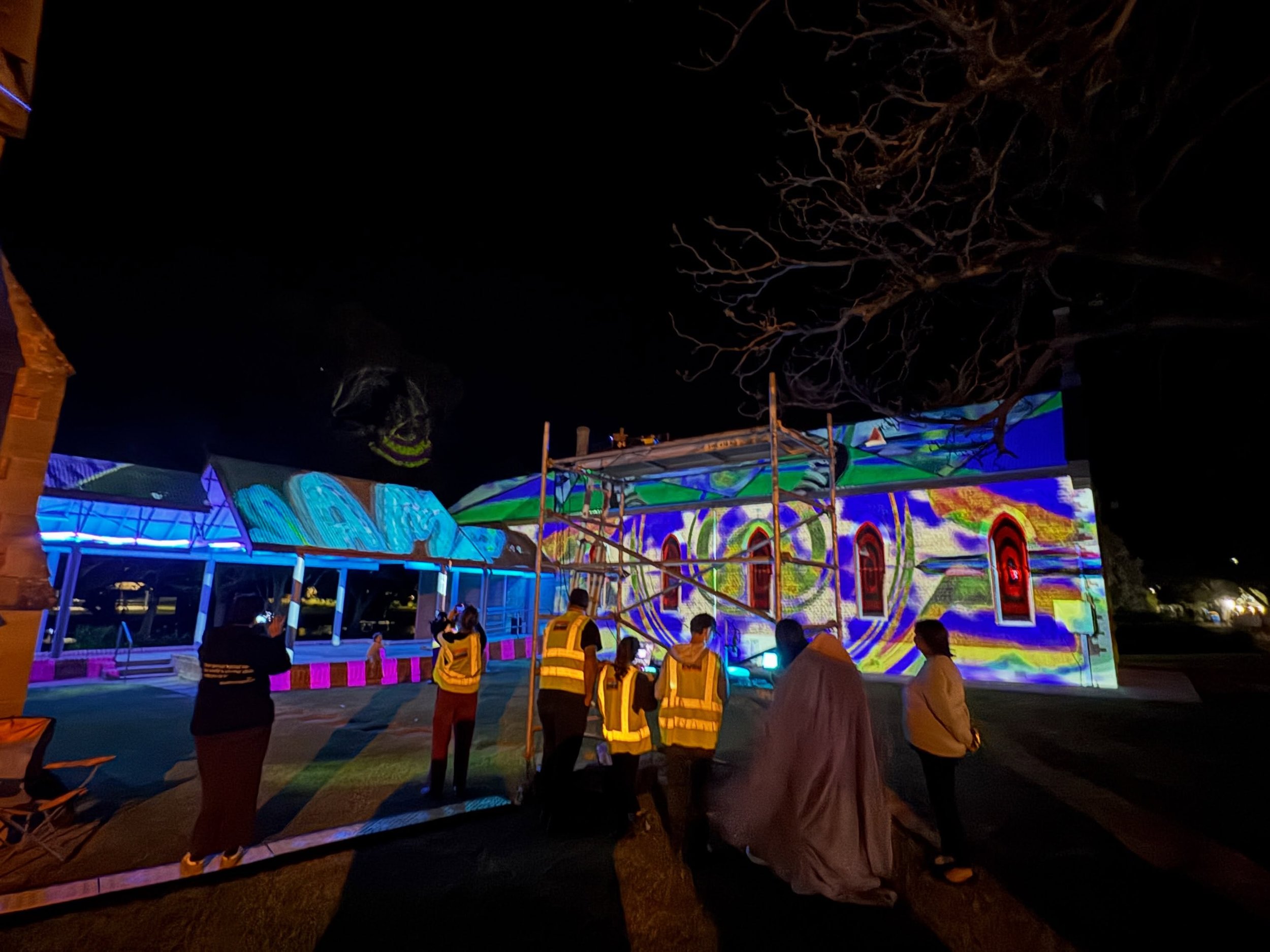 🖤💛❤️ HUGE congrats to our amazing friends at @yarkuwa, @bioluminescence_project, @woolliwoolli, @southwestarts, @miilmiil_productions and @araa_nsw for the Lighting Up Culture Project 🖤💛❤️ what a treat it was to have @abre_ojos, @drews_pov, @lena