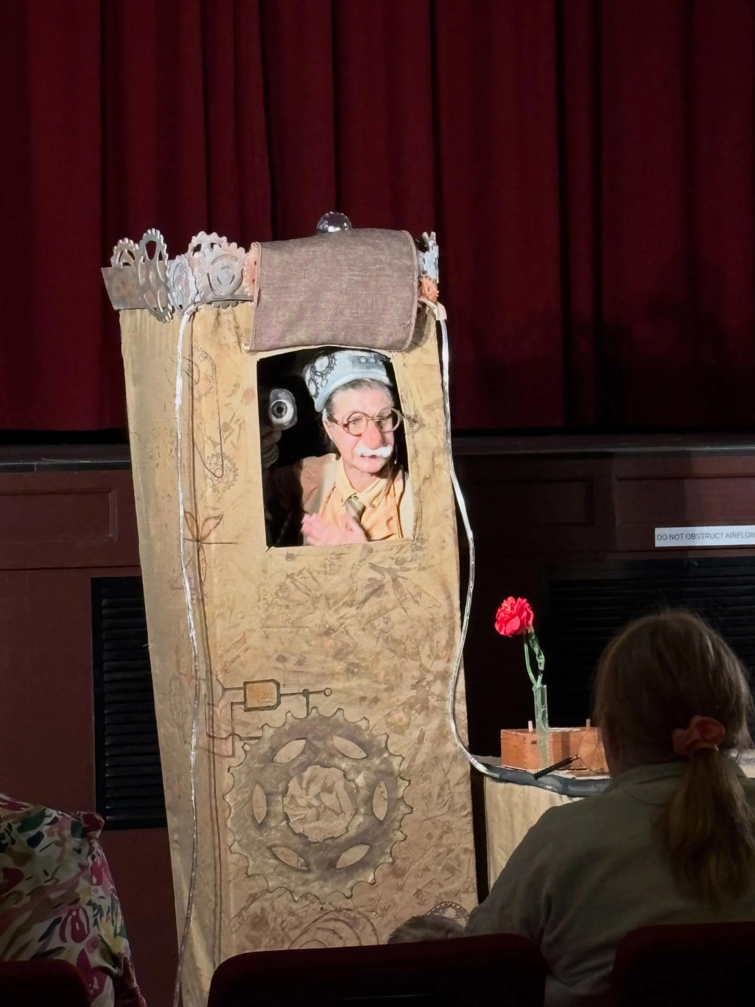 ⚙️ HUGE congrats to our friend Jenny (@littlewingpuppets) for such a beautiful show of Trinket the Robot in Deni today! ⚙️ we had a wonderful time and it was such a joy to be in a room full of giggling young people (or should we say, famous inventors