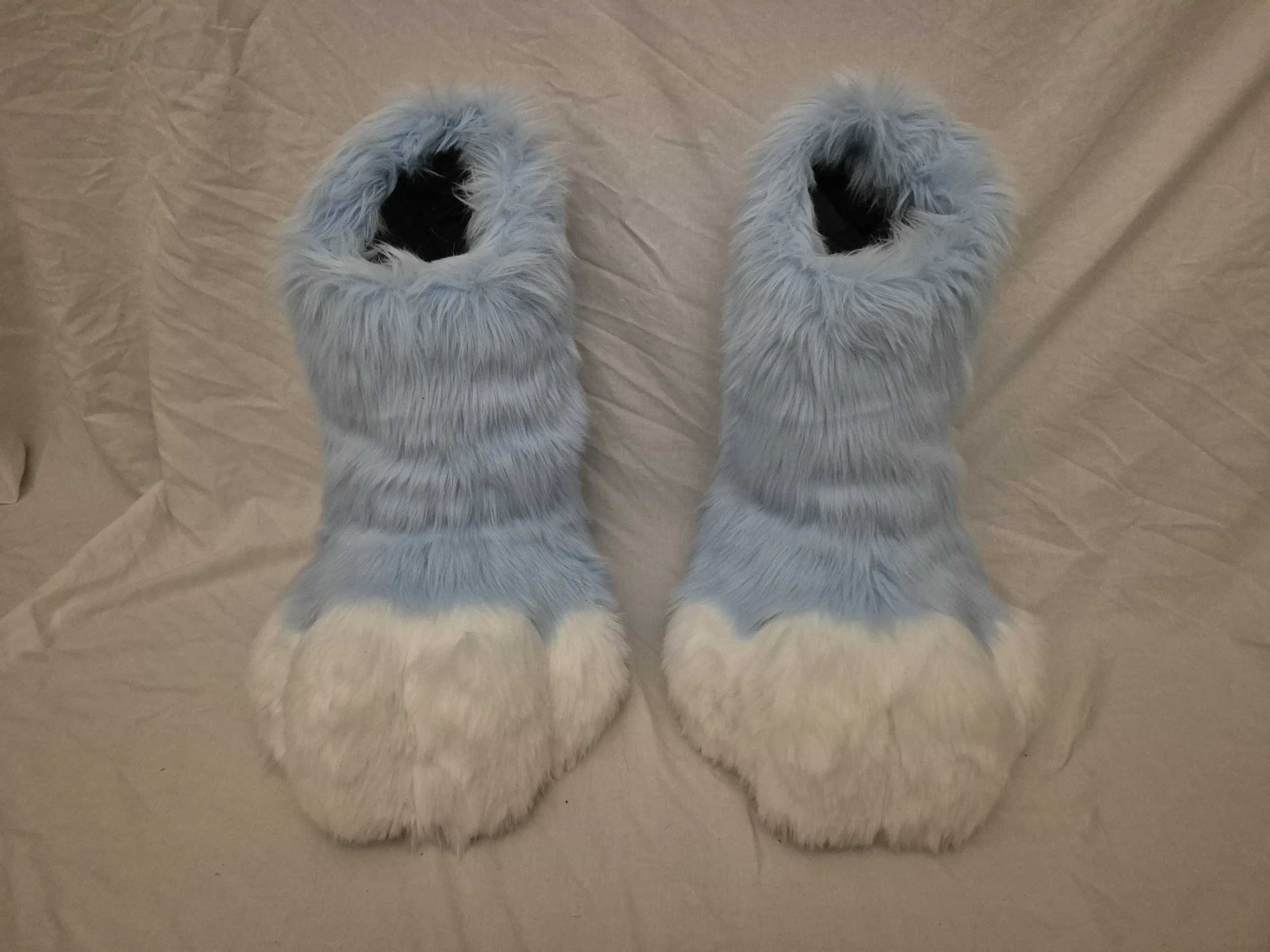 Big feetpaws, fully lined with an outdoor sole for excellent stomping ability!  