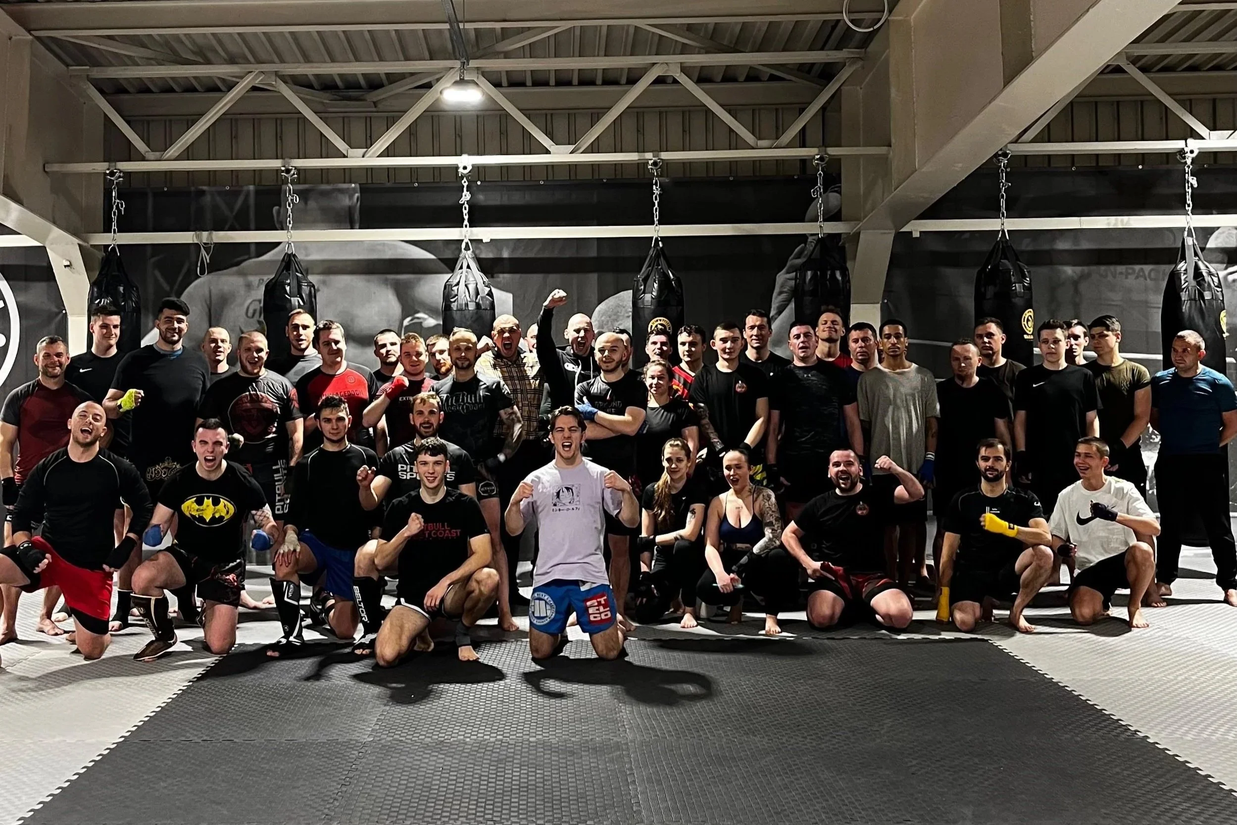 Prowadzimy zajęcia boksu i kickboxingu dla osób na różnych poziomach zaawansowania – od początkujących po zaawansowanych. Oferujemy również treningi dla dzieci, które rozwijają sprawność, koordynację i pewność siebie.