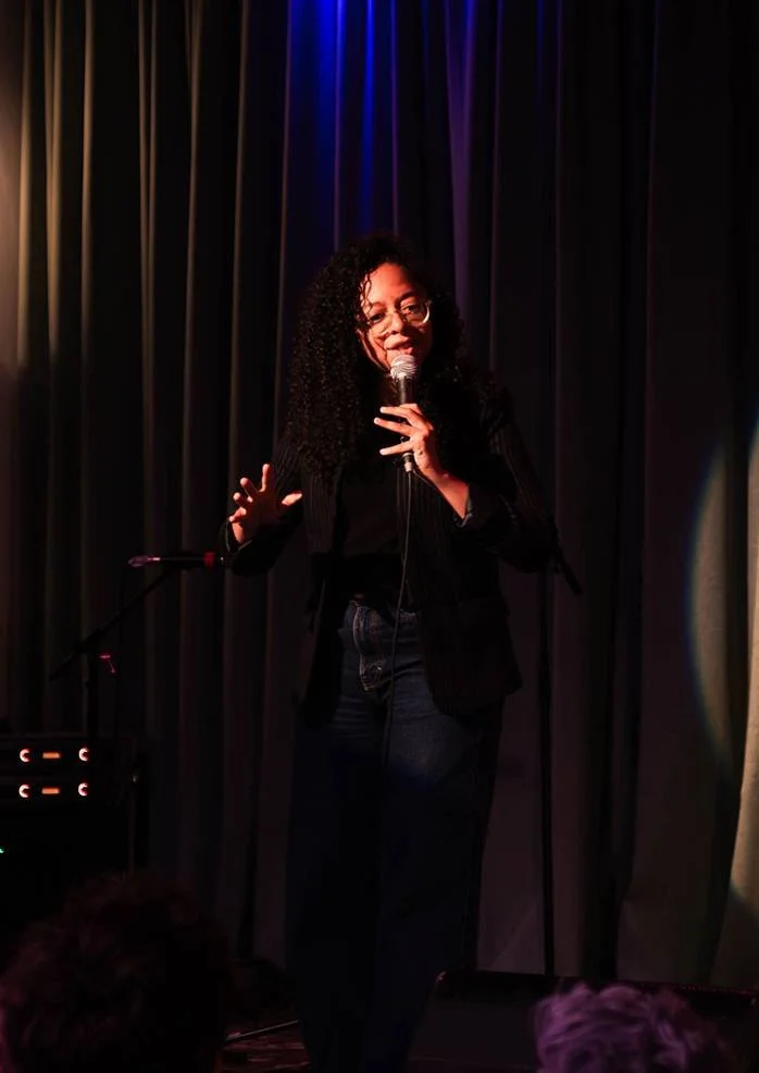 Vrouwelijke comedian op podium - Comedy Queens