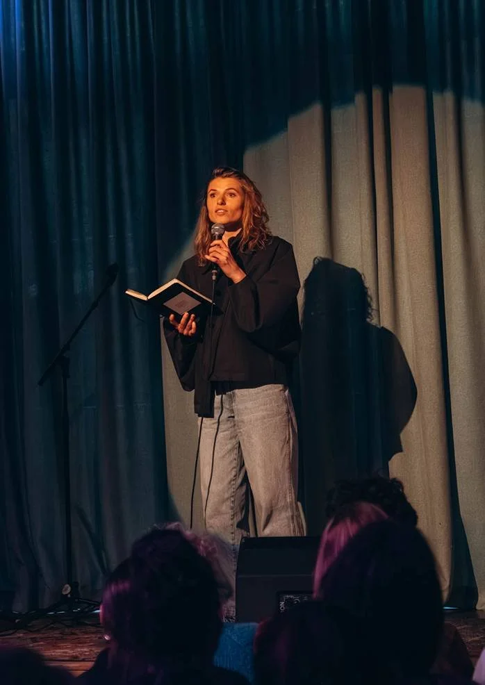 Vrouwelijke comedian op podium - Comedy Queens