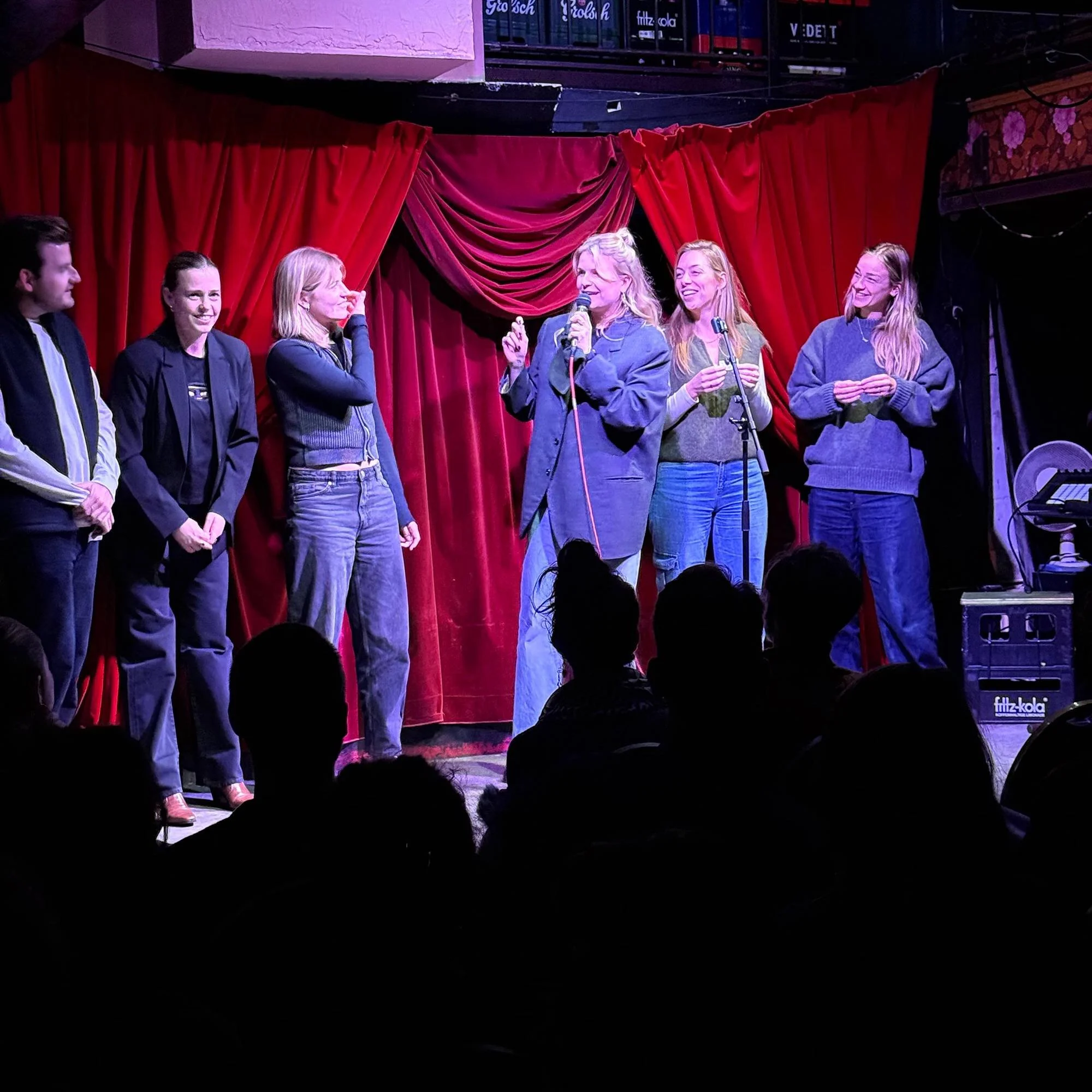 Foto van de eerste Comedy Queens show met vrouwelijke comedians op het podium