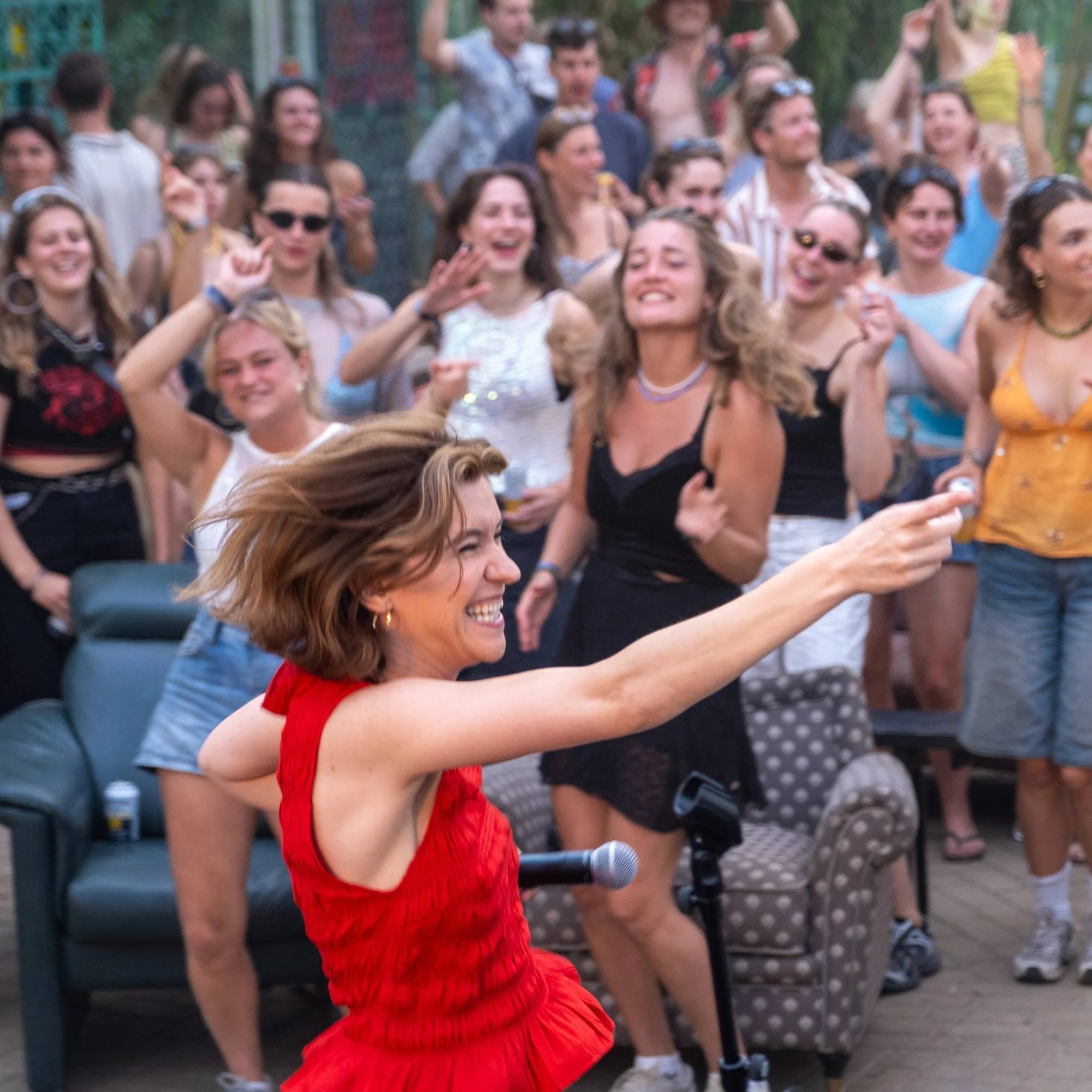 Foto van vrouwelijke comedian en publiek tijdens een editie van Comedy Queens op Wildeburg
