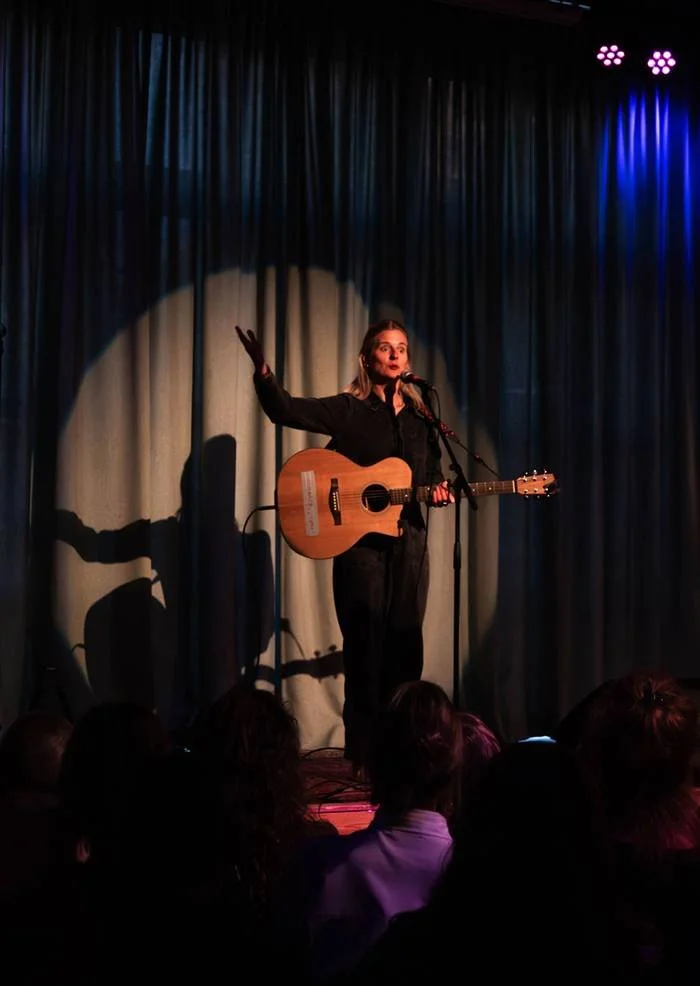 Vrouwelijke comedian op podium - Comedy Queens
